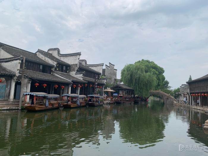 她出身妓院为情私奔,连生四女却净身出户,一手创办锦江大饭店